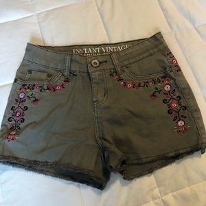 ☀️ Instant Vintage Floral Embroidered Shorts